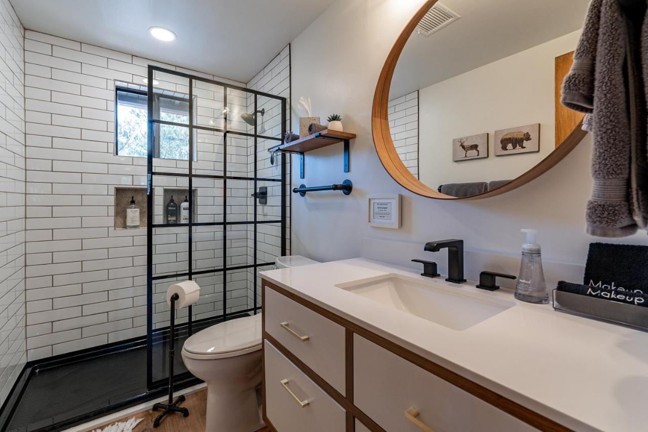 The Pine House - Cozy Mid-Century Modern, Pet-Friendly Villa Exterior photo