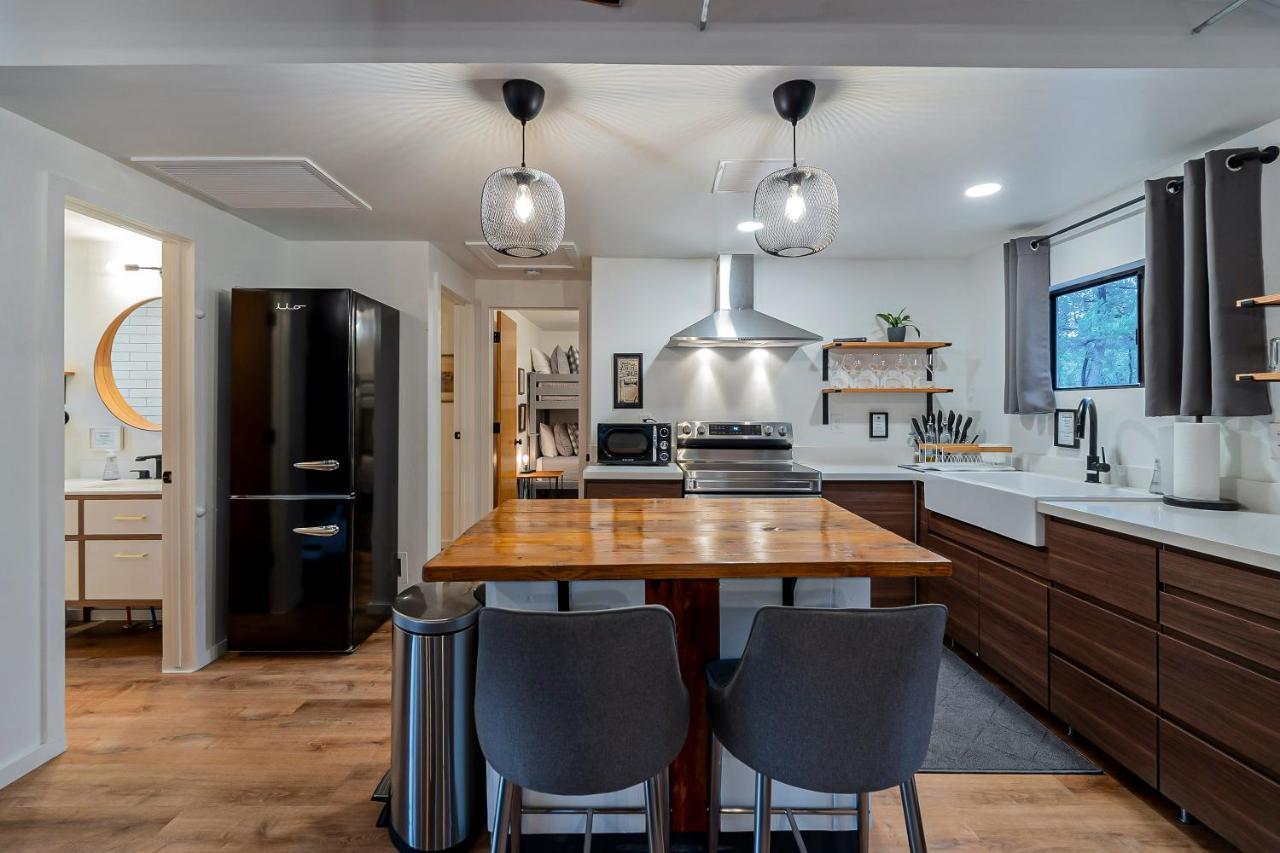 The Pine House - Cozy Mid-Century Modern, Pet-Friendly Villa Exterior photo